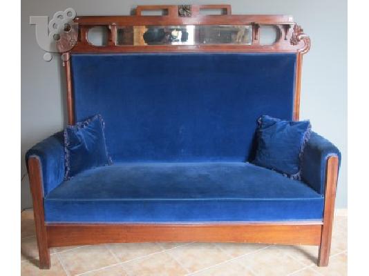 PoulaTo: Σπάνιος καναπές, μπλε βελούδο, γύρω στο 1910, με στοιχεία εποχής Art Nouveau, δεν χρειάζεται συντήρηση. Λογική τιμή σε αντικερί θα ήταν 2500€ με 3000€.